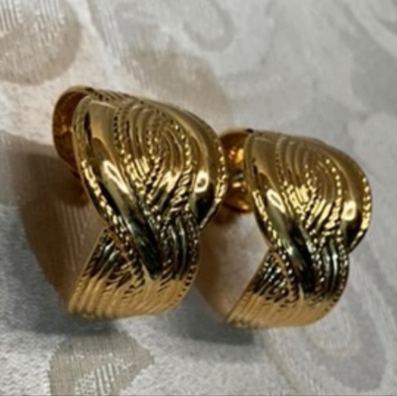 Vintage Gold Textured Hoop Earrings Bold Statement Wave Design Clip-On - Picture 7 of 15